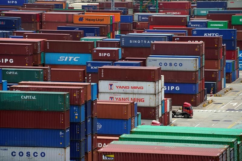 © Reuters. FILE PHOTO: Shipping containers are seen at a port in Shanghai