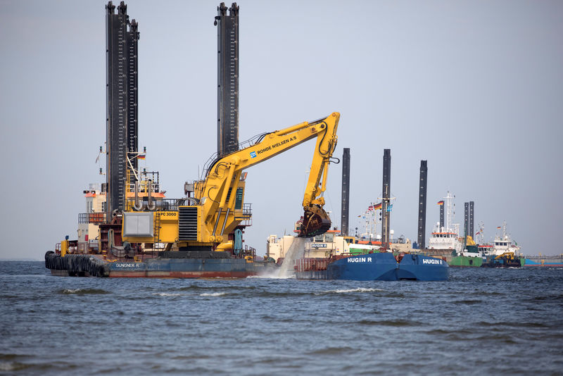 © Reuters. FILE PHOTO: Floating excavators prepare an underwater trench for the North Stream 2 pipeline close to Lubmin