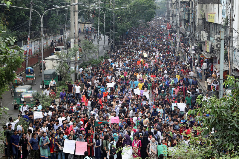 © Reuters. بنجلادش تبحث تطبيق عقوبة الإعدام في حوادث السيارات المميتة