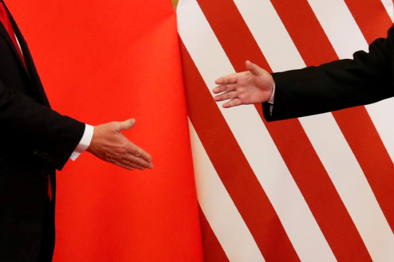 © Reuters. Il presidente Usa, Donald Trump, e quello cinese, Xi Jinping, si stringono la mano, durante la visita di Trump a Pechino, prima che iniziasse la guerra dei dazi