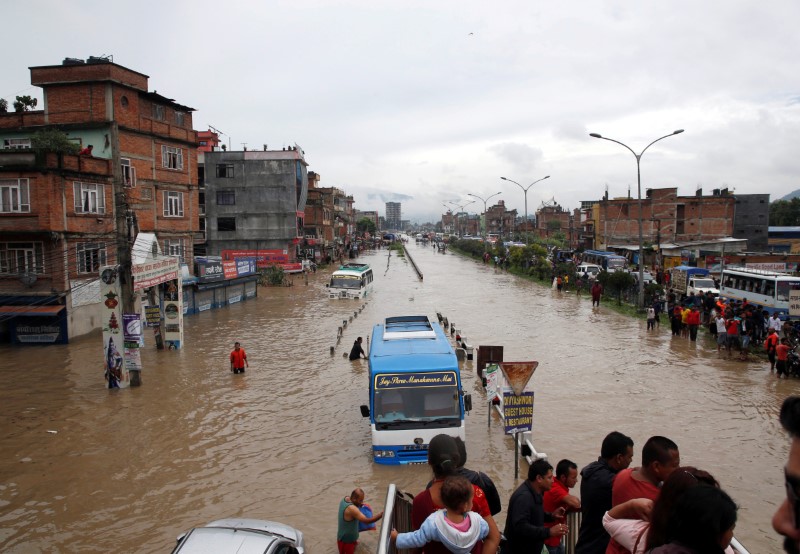 © Reuters. مقتل امرأة وسبعة أطفال في انهيار أرضي في نيبال