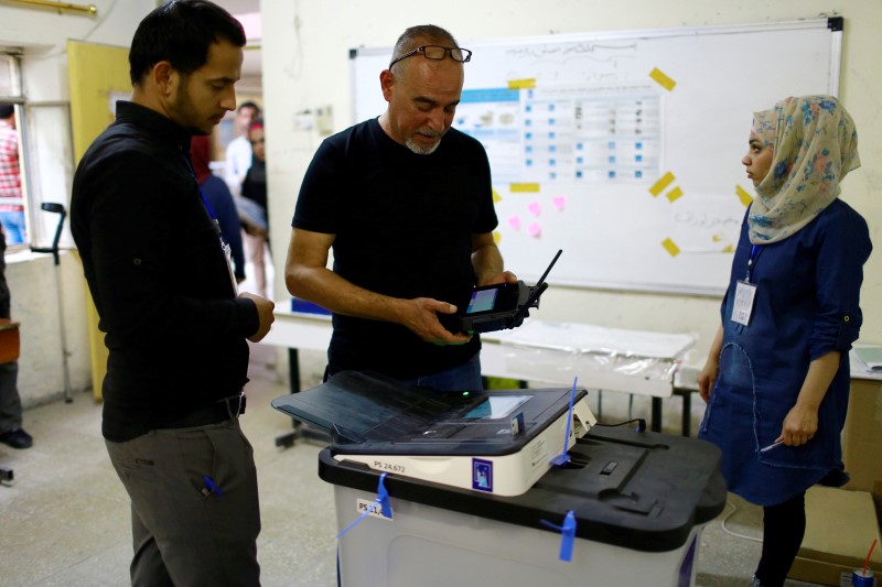 © Reuters. التلفزيون العراقي: انتهاء الفرز اليدوي للأصوات في انتخابات مايو