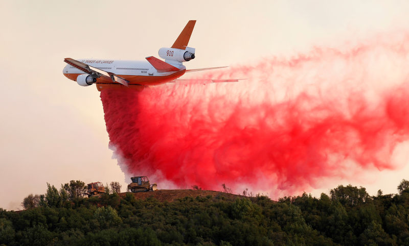 © Reuters. الحرارة والرياح تهددان جهود مكافحة الحرائق في شمال كاليفورنيا