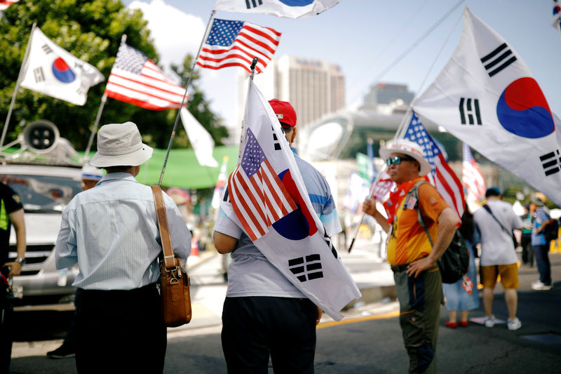 © Reuters. Membros de grupo conservador de direira protestam contra a Coreia do Norte a a favor dos EUA em Seul