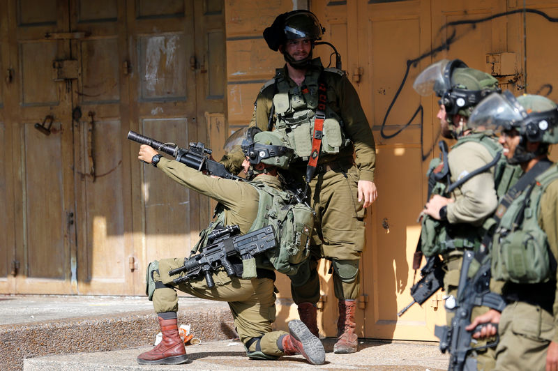 © Reuters. نادي الأسير: السلطات الإسرائيلية تعتقل 16 فلسطينيا بينهم صحفيان