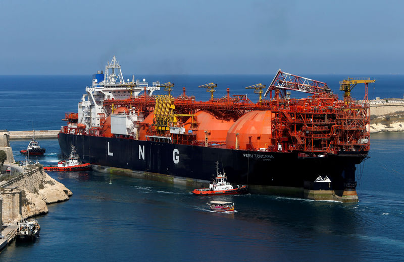 © Reuters. FILE PHOTO: An offshore LNG regasification terminal, the FSRU Toscana, is towed into Valletta's Grand Harbour