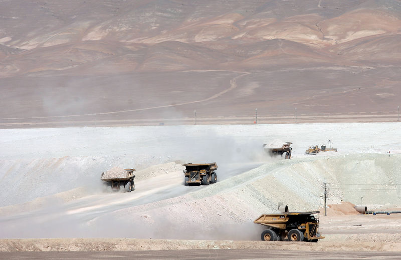 © Reuters. FILE PHOTO: Trucks travel along a road in the La Escondida copper mine near Antofagasta