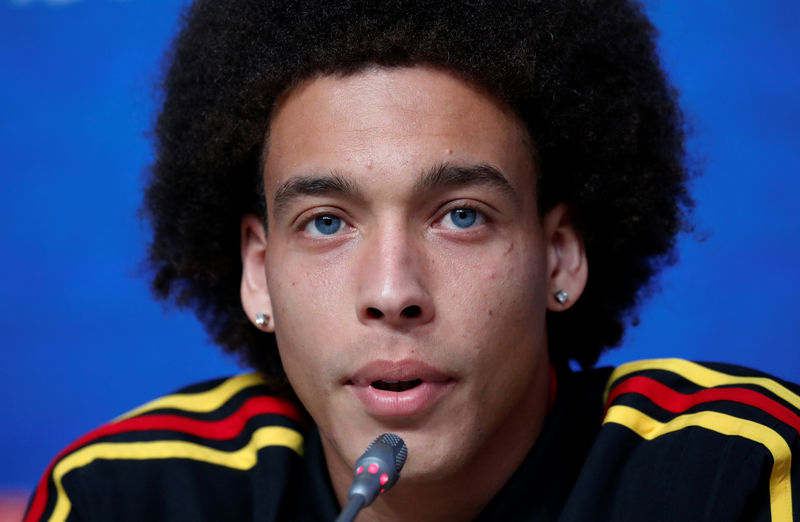 © Reuters. فيتسل لاعب وسط بلجيكا ينضم إلى دورتموند