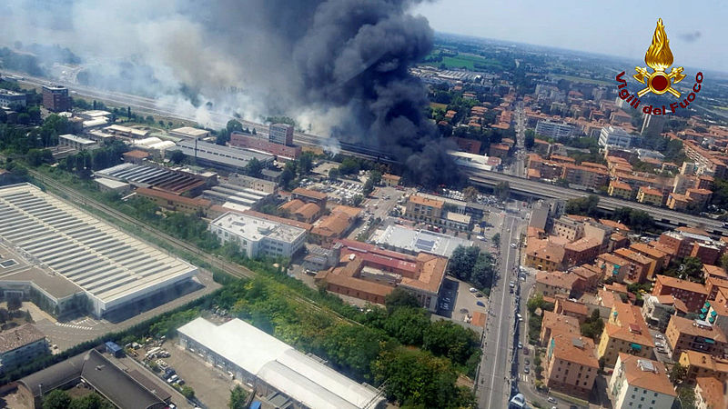 © Reuters. A general view of the motorway after an accident caused a large explosion and fire at Borgo Panigale, on the outskirts of Bologna