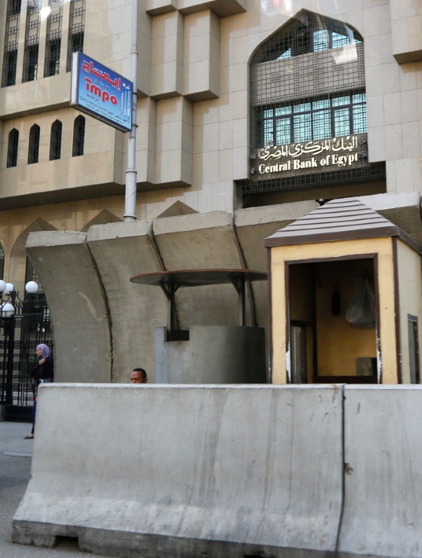 © Reuters. المركزي: دين مصر الخارجي يرتفع 19.3% إلى 88.2 مليار دولار في نهاية مارس