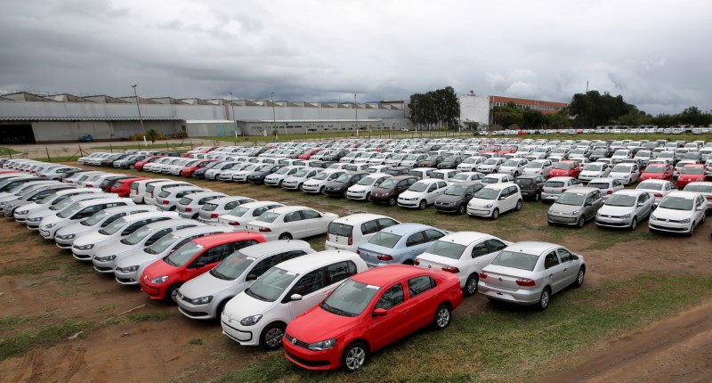 © Reuters. Novos veículos estacionados no pátio da fábrica da Volkswagen emTaubaté