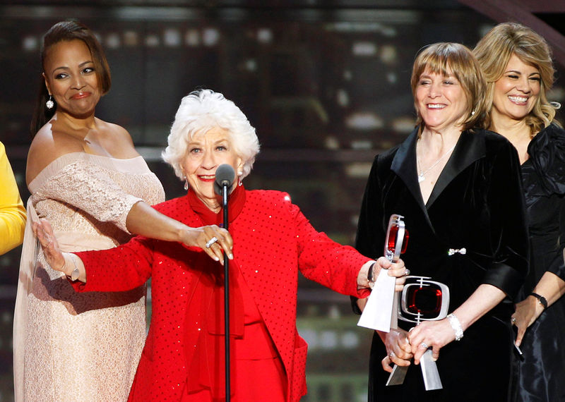 © Reuters. Atriz Charlotte Rae, que morreu no domingo, durante cerimônia de premiação em 2011