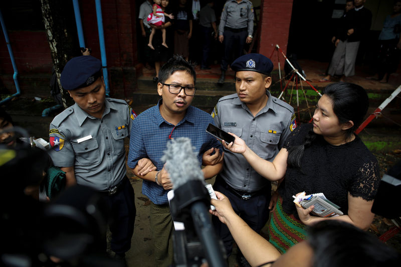 © Reuters. Jornalista da Reuters Wa Lone concede entrevista ao deixar tribunal de Yangon