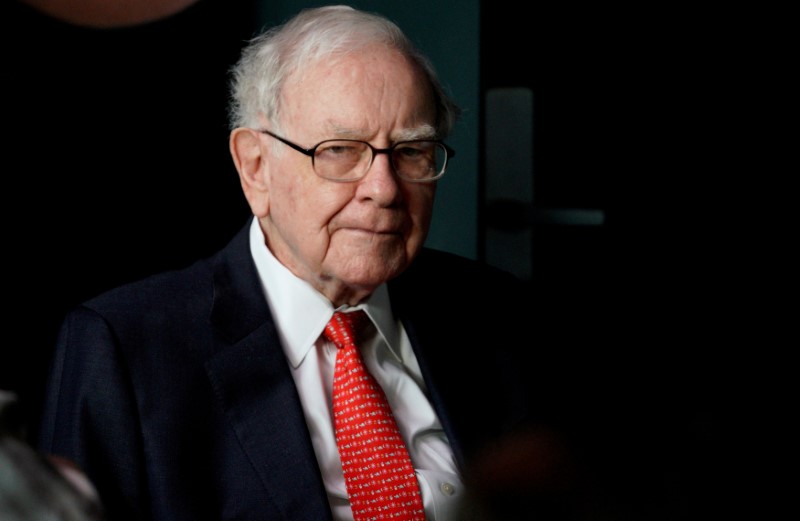 © Reuters. FILE PHOTO: Warren Buffett, CEO of Berkshire Hathaway Inc, pauses while playing bridge as part of the company annual meeting weekend in Omaha