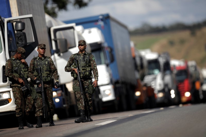© Reuters. Militares escoltam caminhões durante greve dos caminhoneiros