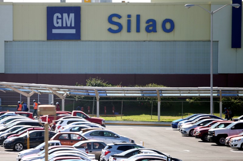 © Reuters. FILE PHOTO: A view of the plant of General Motors in Silao
