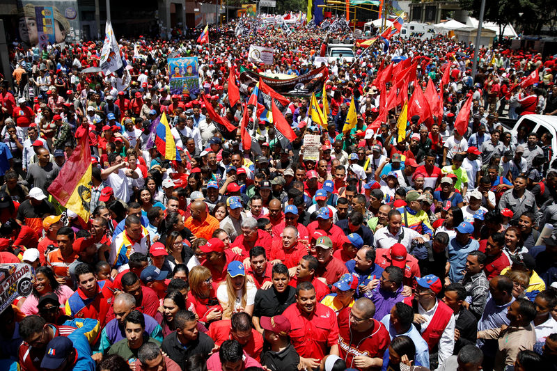 © Reuters. Manifestantes apoiam Maduro em Caracas