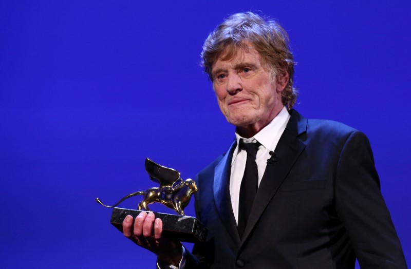 © Reuters. Redford recebe prêmio no Festival de Veneza