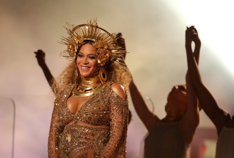 © Reuters. Beyoncé participa de Grammy Awards em Los Angeles