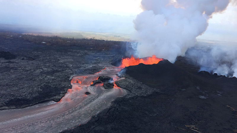 © Reuters. FILE PHOTO: Lava fragments falling from lava fountains at fissure 8 are building a cinder-and-spatter cone around the erupting vent in Hawaii