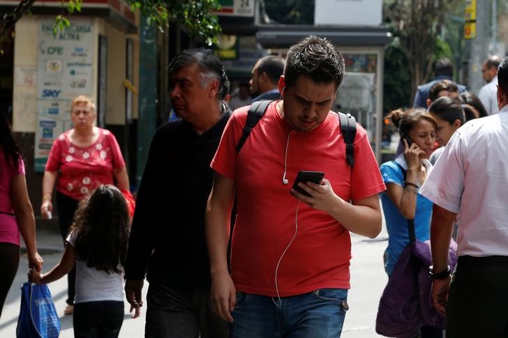 © Reuters. AT&T y Telefónica se adjudican licitación de banda para servicios 4G y 5G en México