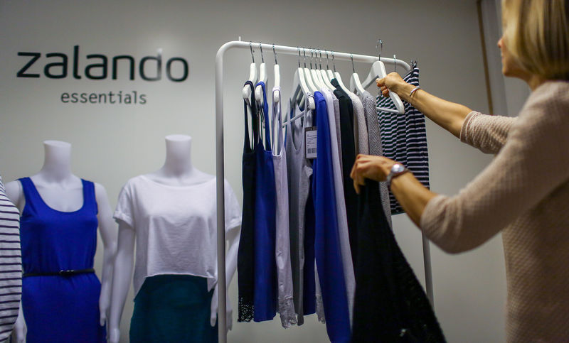 © Reuters. FILE PHOTO: An employee poses in a showroom of the fashion retailer Zalando in Berlin