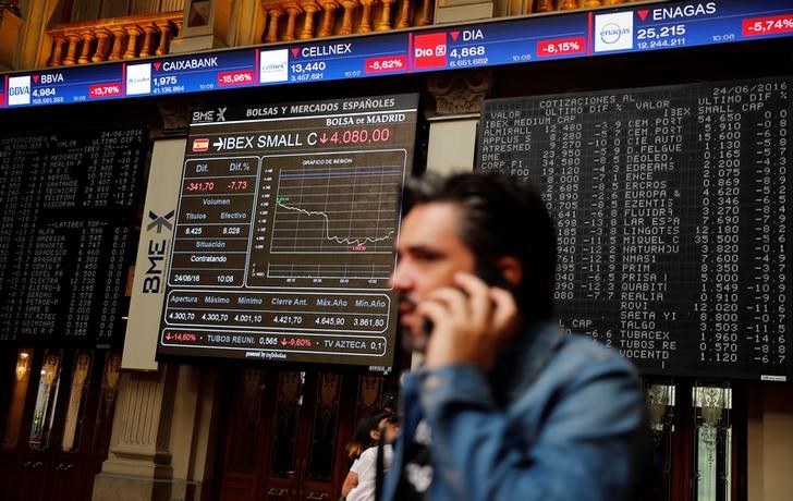 © Reuters. A man talks on a phone at the Madrid stock exchange which plummeted after Britain voted to leave the European Union in the EU BREXIT referendum, in Madrid