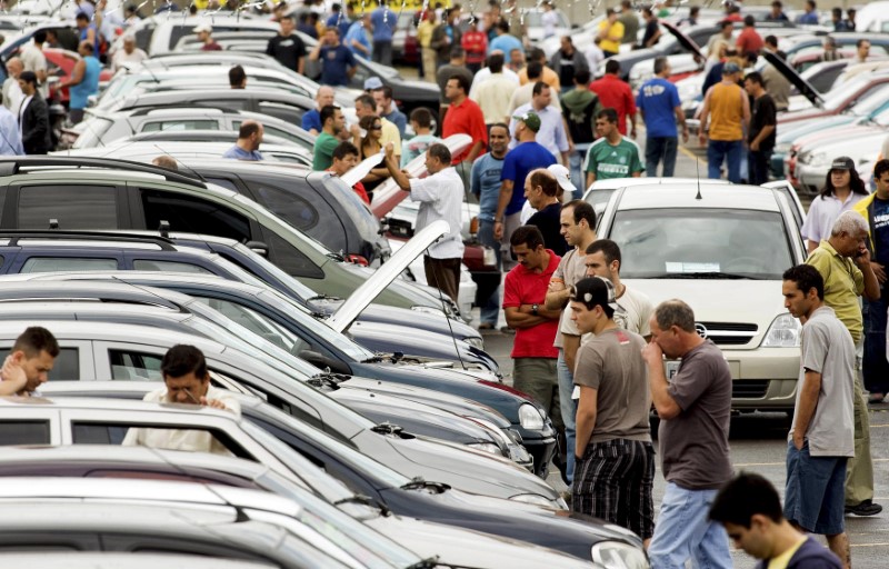 © Reuters. Foto de arquivo de pessoas em uma feira de automóveis em São Paulo