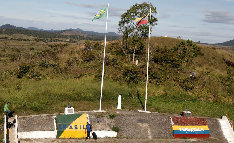 © Reuters. Venezuelanos com malas na fronteira entre Brasil e Venezuela na cidade de Pacaraima, em Roraima