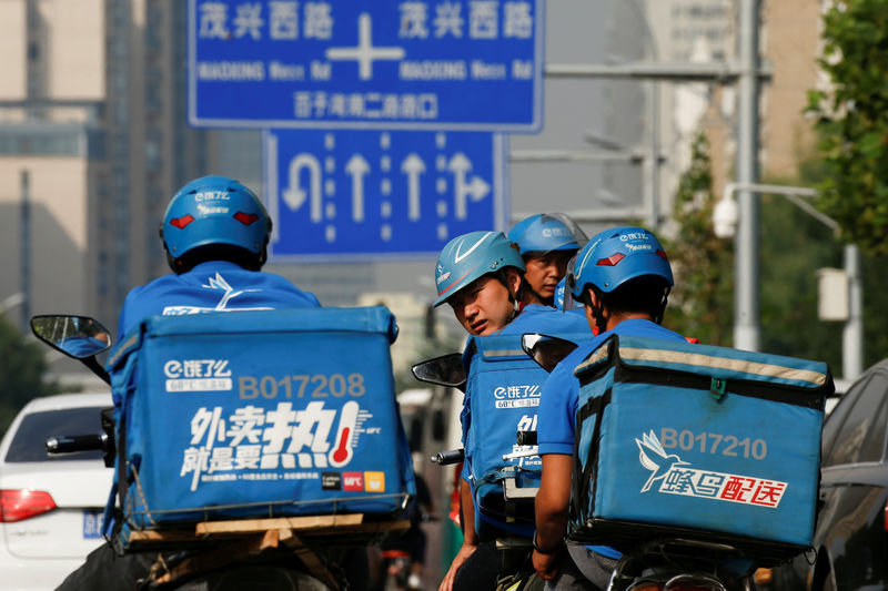 © Reuters. Alibaba fusionará filiales de envío de comida para frenar a la rival Meituan