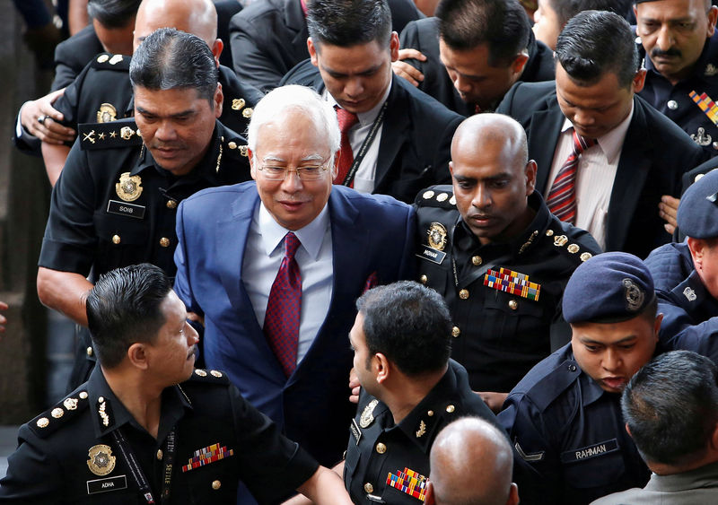 © Reuters. FILE PHOTO: Former Malaysian prime minister Najib Razak arrives in court in Kuala Lumpur
