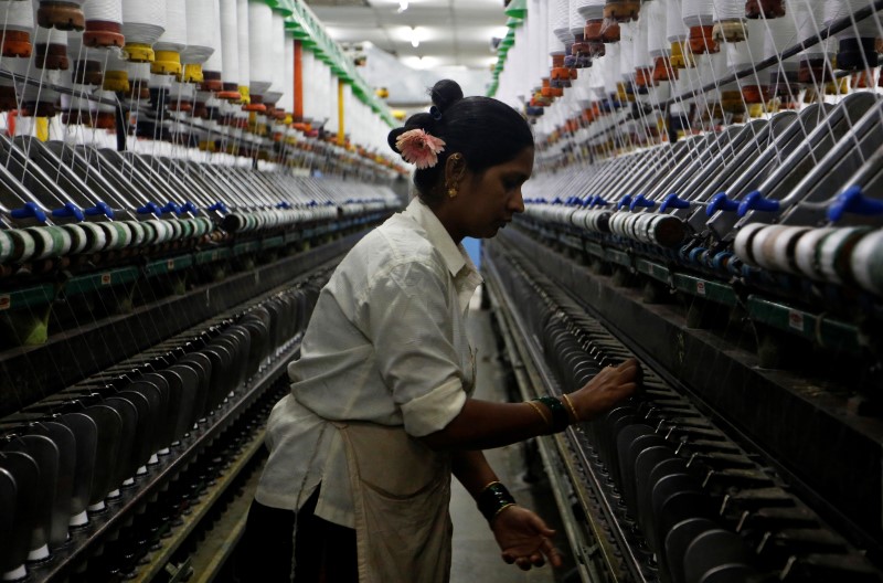 © Reuters. A woman works at a textile mill in Mumbai