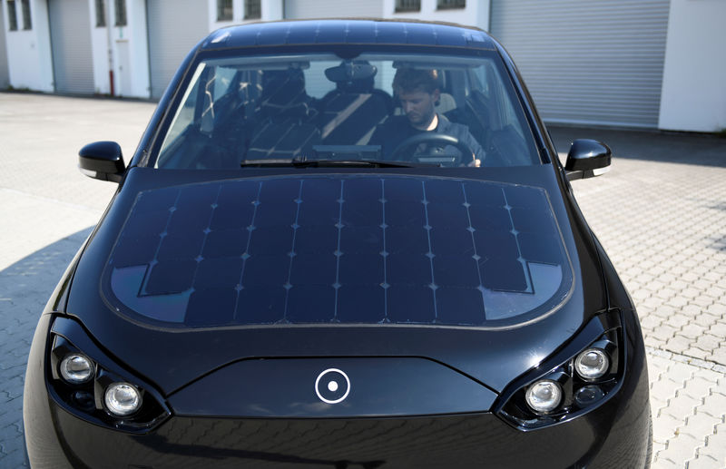 © Reuters. تجارب ألمانية على شحن سيارة كهربائية بالطاقة الشمسية أثناء القيادة