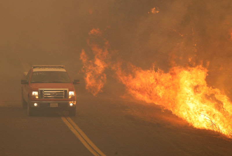 © Reuters. Caminhão dos bombeiros foge das chamas de incêndio em Lakeport, na Califórnia