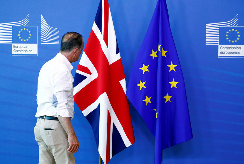 © Reuters. Union Jack and EU flag hanging before Brexit negotiations in Brussels