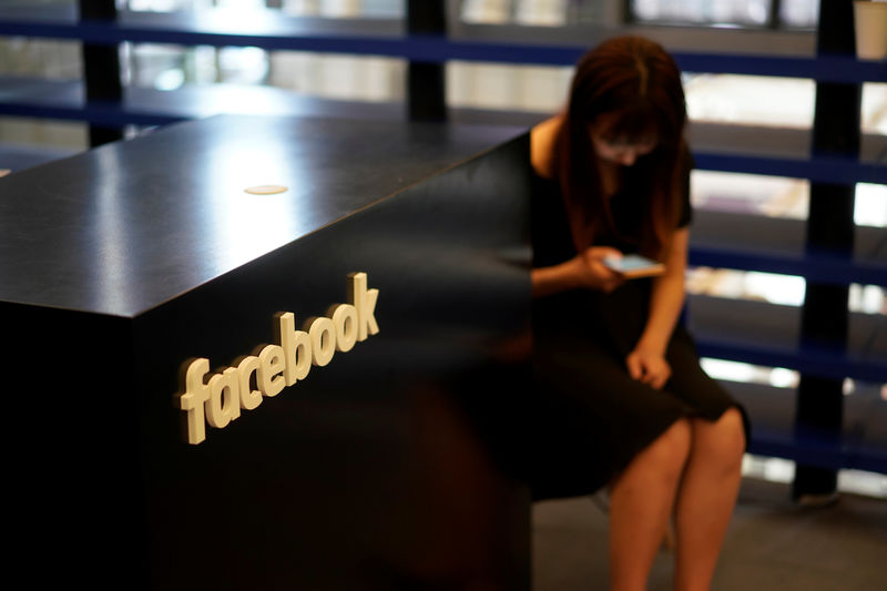 © Reuters. A Facebook sign is seen during the China Digital Entertainment Expo and Conference (ChinaJoy) in Shanghai