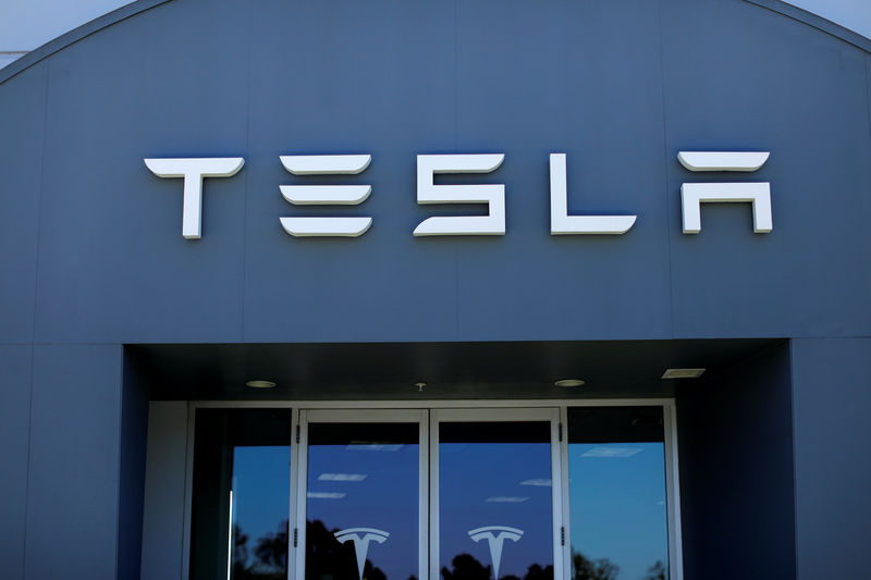 © Reuters. FILE PHOTO: A Tesla sales and service center in Costa Mesa, California