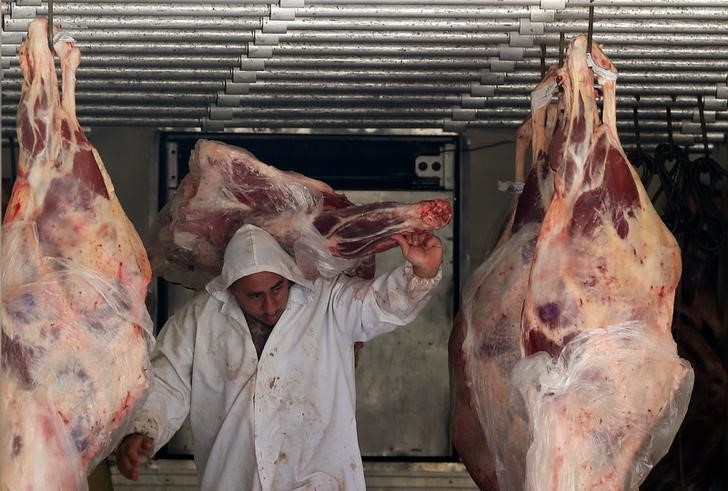 © Reuters. Funcionários descarrega carne de caminhão frigorífico em São Paulo
