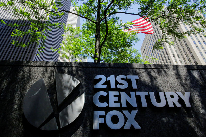 © Reuters. FILE PHOTO: The 21st Century Fox logo is displayed outside the News Corporation building in the Manhattan borough of New York City, New York
