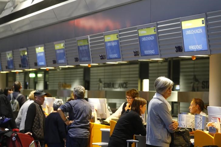 © Reuters. Passageiros no aeroporto de Frankfurt