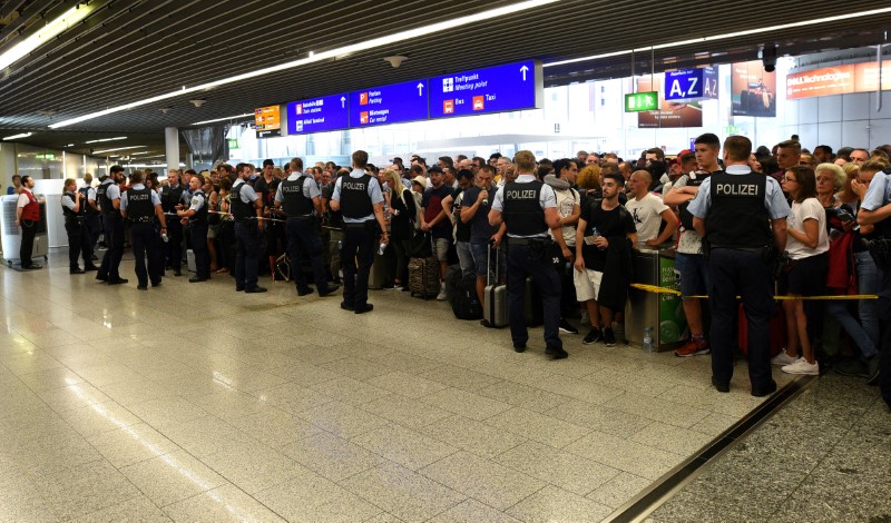 © Reuters. خلل أمني يؤدي إلى إخلاء أجزاء من مطار فرانكفورت بألمانيا