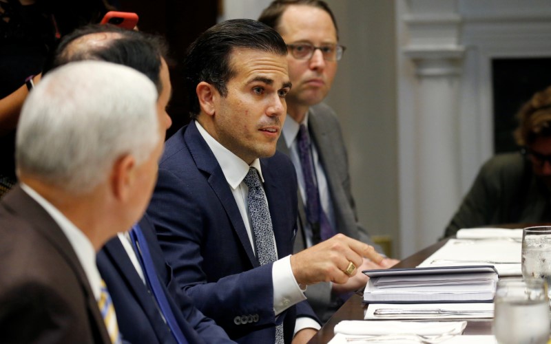 © Reuters. FILE PHOTO - Puerto Rico Governor Ricardo Rossello speaks to U.S. President Donald Trump during a working lunch with governors in the Roosevelt Room at the White House in Washington, U.S.