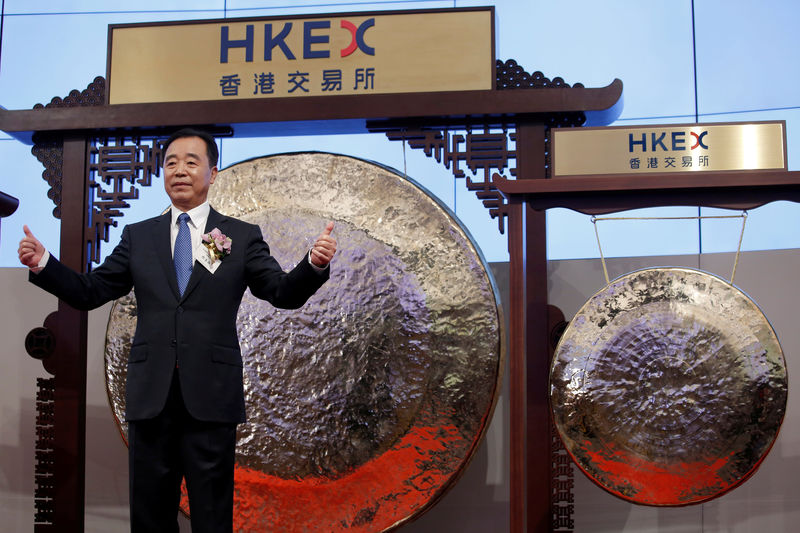 © Reuters. China Tower Corporation Limited Chairman, Executive Director and General Manager Tong Jilu attends the debut of the company at the Hong Kong Exchanges