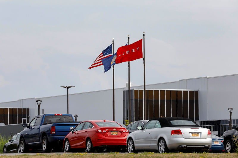 © Reuters. Flags fly over the Tesla Inc. Gigafactory 2, which is also known as RiverBend, a joint venture with Panasonic to produce solar panels and roof tiles in Buffalo, New York