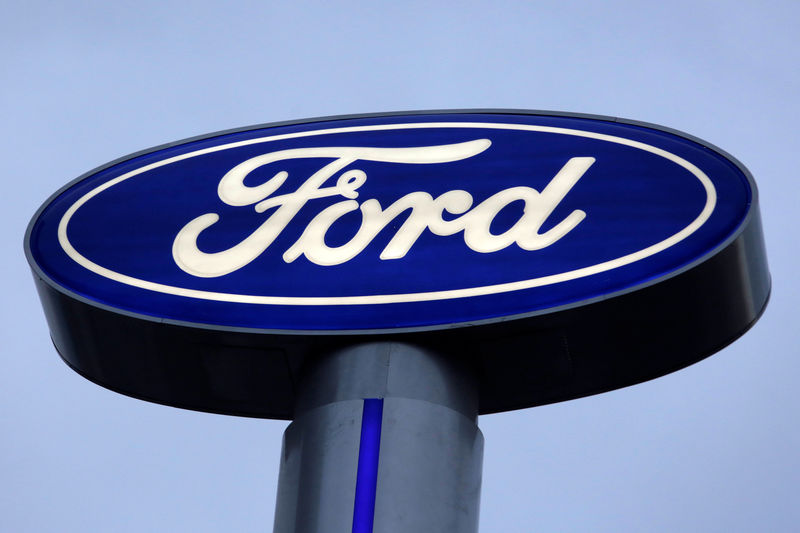 © Reuters. FILE PHOTO - Ford logo is pictured at a car dealership in Monterrey