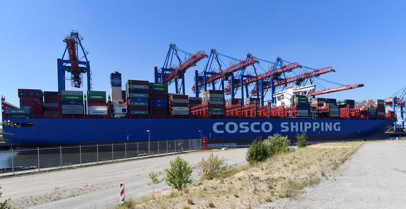© Reuters. FILE PHOTO: Chinese container ship "Cosco Shipping Aries" is unloaded at a loading terminal in the port of Hamburg