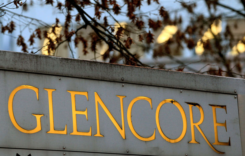 © Reuters. FILE PHOTO: The logo of commodities trader Glencore is pictured in front of the company's headquarters in Baar