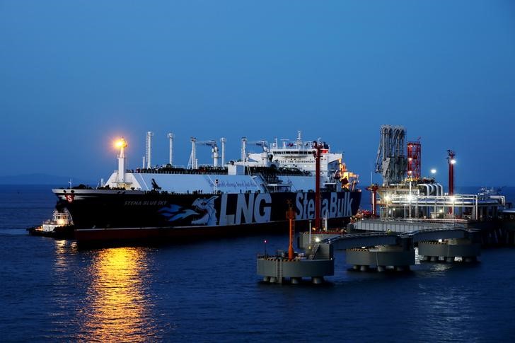 © Reuters. СПГ-танкер Stena Blue Sky в СПГ-терминале китайской компании ENN Group в городе Чжоушань в провинции Чжэцзян
