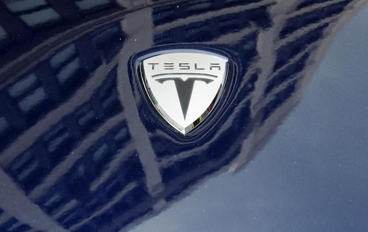 © Reuters. Логотип Tesla Motors на электрокаре в шоуруме в Нью-Йорке