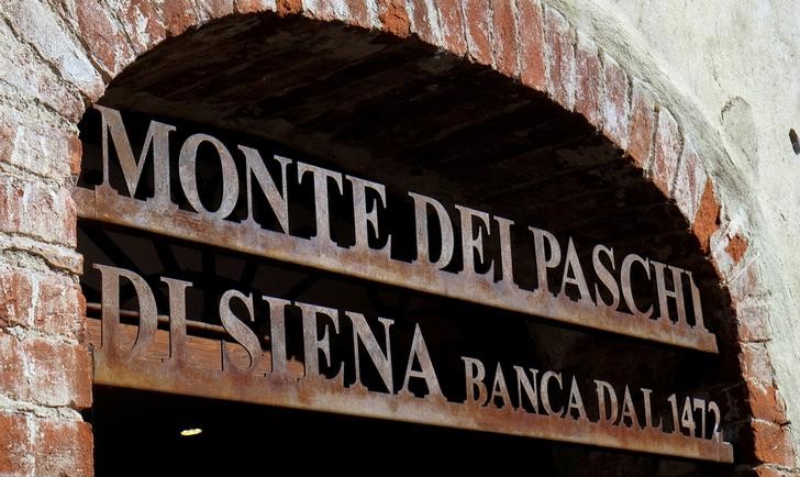 © Reuters. FILE PHOTO: The entrance of Monte Dei Paschi di Siena is seen in San Gusme near Siena, Italy